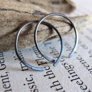 Aros de plata negra, aros medianos abiertos, aros de plata de ley oxidada, aros de 18 mm, aros de 2/3 de pulgada, aros góticos rústicos, unisex.