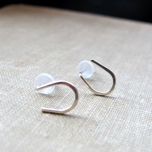 Boucles doreilles Horseshoe Stud Good Luck Studs Or ou Argent Horseshoe Symbol Post Boucles doreilles Boucles doreilles délicates Gold Studs Dainty Minimalist Studs image 4