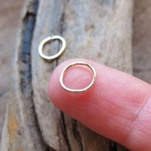 2 Extra kleine 14k Gold filled Creolen 7mm - Knorpel Creolen - Tragus - Helix - Nasenring - catchless / Two Earlobe Piercings / Yellow/Rose