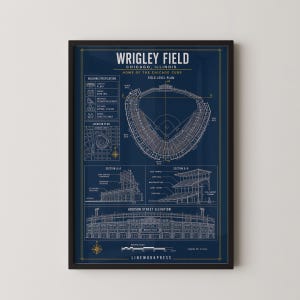 Puede incluir: Una impresión arquitectónica enmarcada de Wrigley Field en Chicago, Illinois. El póster azul oscuro presenta dibujos de líneas blancas que incluyen un plano del campo, vistas de sección y la elevación de Addison Street, con detalles técnicos.