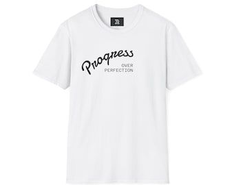 Koszulka Progress Over Perfection | Minimalistyczna typografia