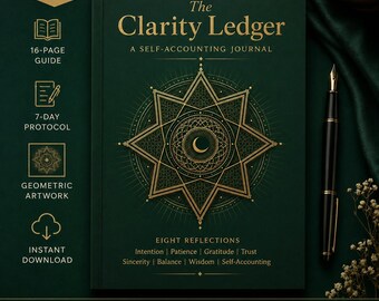 Puede incluir: Un diario verde oscuro titulado The Clarity Ledger: A Self-Accounting Journal con arte geométrico dorado de una estrella y una luna creciente. La portada enumera ocho reflexiones: Intention, Patience, Gratitude, Trust, Sincerity, Balance, Wisdom y Self-Accounting.