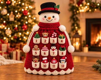 Puede incluir: Un calendario de adviento de muñeco de nieve tejido a ganchillo con un cuerpo rojo y doce bolsillos numerados, cada uno con un pequeño adorno festivo. El muñeco de nieve lleva un sombrero de copa negro con una banda roja y acebo verde.