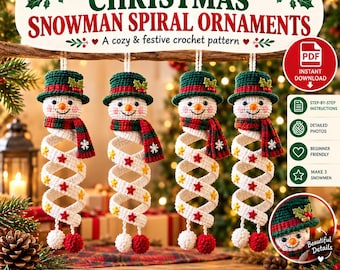 Puede incluir: Un patrón de ganchillo en PDF para adornos navideños de muñecos de nieve en espiral. La imagen muestra cuatro muñecos de nieve de ganchillo idénticos con sombreros verdes, bufandas rojas y verdes y cuerpos en espiral blancos con estrellas.