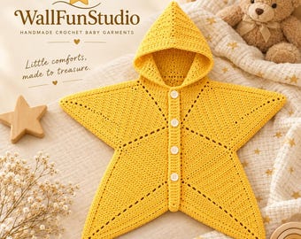 Puede incluir: Una prenda de ganchillo amarilla brillante en forma de estrella con capucha y cierre frontal de cuatro botones blancos. El texto WallFunStudio HANDMADE CROCHET BABY GARMENTS y Little comforts, made to treasure. es visible arriba a la izquierda.