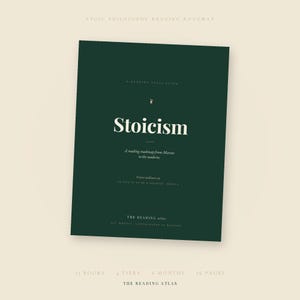 Op de afbeelding: Een donkergroen boek met de titel "Stoicism" in witte letters. De cover bevat ook de tekst "A reading roadmap from Marcus to the moderns" en "The Reading Atlas". De achtergrond is lichtbeige.