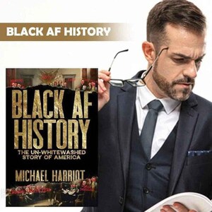 Puede incluir: Un libro titulado "BLACK AF HISTORY" con letras doradas sobre un fondo negro. El subt&iacute;tulo del libro es "THE UN-WHITEWASHED STORY OF AMERICA" y el autor es Michael Harriot. La imagen tambi&eacute;n incluye a una persona sosteniendo el libro.