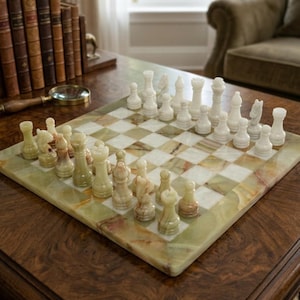 Jeu d'échecs en onyx vert : décoration artisanale en pierre faite main, échiquier de 30 cm (12 po.) avec pièces lestées - cadeau d'anniversaire parfait