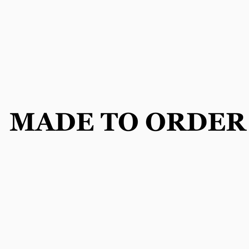 Puede incluir: El texto MADE TO ORDER se muestra en una fuente serif negra y negrita sobre un fondo blanco liso. Las letras est&aacute;n en may&uacute;sculas y centradas, proporcionando una notificaci&oacute;n clara y legible sobre el estado de producci&oacute;n de un art&iacute;culo.