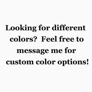 Puede incluir: Un fondo blanco con texto negro que dice: Looking for different colors? Feel free to message me for custom color options! Este gr&aacute;fico sirve como notificaci&oacute;n de que el vendedor est&aacute; disponible para discutir opciones de colores personalizados.