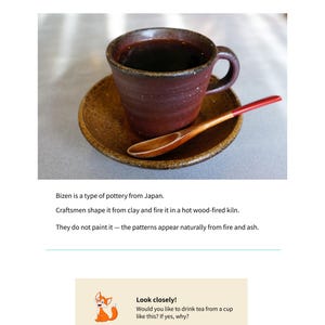 Puede incluir: Una taza de cerámica Bizen de color marrón oscuro llena de líquido oscuro, sobre un platillo texturizado a juego. Una cuchara de madera con el mango pintado de rojo descansa sobre el platillo. El texto Bizen ware aparece arriba.