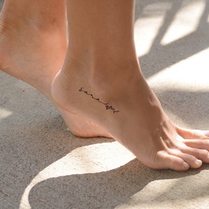 Zierliches Fuß Tattoo, Personalisiertes Namenstattoo von Pasadya