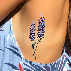 Projekt tatuażu Bluebonnet Flower autorstwa Pasadya - Kwiatowy tatuaż akwarelowy - Sztuka ciała Texas Wildflower