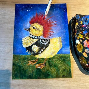 以下が含まれることがあります： パンクロックのアヒルの鮮やかな絵。黄色いアヒルは赤いモヒカン、スタッズ付きの黒いベスト、スパイクカラーをしています。星空の青い空を背景に、緑の草の上に立っています。白いペンが絵の上に置かれています。