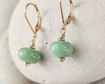 Handgemachte Ohrringe aus Lampwork Glas mit 24k Gold Punkten. Perfekt passend zu Ihrem Jude Rose Monarch Chrysalis Anhänger oder tragen Sie ihn alleine.
