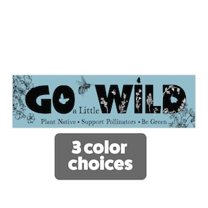K&ouml;nnte beinhalten: Ein rechteckiges Schild mit den Worten "GO WILD" in gro&szlig;en schwarzen Buchstaben, mit einer Schmetterlingsgrafik. Der Text "a Little" steht darunter, gefolgt von "Plant Native &bull; Support Pollinators &bull; Be Green." Eine graue Box sagt "3 color choices."