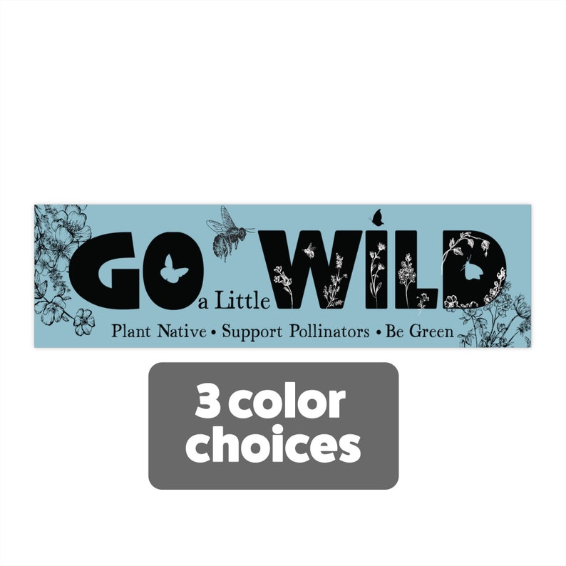 K&ouml;nnte beinhalten: Ein rechteckiges Schild mit den Worten "GO WILD" in gro&szlig;en schwarzen Buchstaben, mit einer Schmetterlingsgrafik. Der Text "a Little" steht darunter, gefolgt von "Plant Native &bull; Support Pollinators &bull; Be Green." Eine graue Box sagt "3 color choices."
