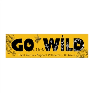 K&ouml;nnte beinhalten: Ein rechteckiges gelbes Schild mit den Worten "GO WILD" in gro&szlig;en schwarzen Buchstaben. Die Worte "a Little" stehen in kleineren schwarzen Buchstaben. Das Schild enth&auml;lt auch die S&auml;tze "Plant Native &bull; Support Pollinators &bull; Be Green". Es gibt Illustrationen einer Biene, Schmetterlingen und Blumen.