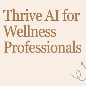 Puede incluir: Imagen con el texto "Thrive AI for Wellness Professionals". Un portátil que muestra "wellness" está sobre un escritorio de madera, rodeado de plantas y objetos decorativos. El ambiente es moderno y acogedor.
