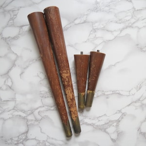Mid Century Möbelbeine // Abgestufte Größen Set von vier konischen Holzfüßen für einen abgestuften Tisch