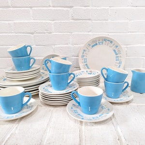 Puede incluir: Un juego vintage de tazas de té y platillos azules y blancos con un patrón geométrico. El juego incluye una jarra de crema y un total de 12 piezas.