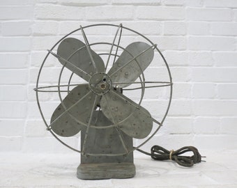 Ventilador eléctrico vintage // Ventilador de mesa de metal rústico, ventilador de enfriamiento de metal con jaula industrial, ventilador steampunk funcional, decoración industrial gris