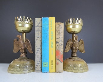 Vintage Adler Kerzenleuchter // Retro Kerzenständer aus goldfarbenem Metall mit Glasbasen, schrullig kitschig, Mid Century-Mittelstücke, Lampen, Bronze Gold