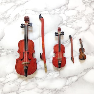 Vintage Miniature Violinen // Set von drei Holz CelloBass Violine Saiteninstrument Modell, Musikalische Briefbeschwerer Figur, Klassische Musik