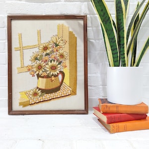Rustikale Crewel Stickerei // Vintage Gerahmte Blumen Stillleben Blumenstrauß Vase Gelb Braun Fenster Szene Boho Boho Art