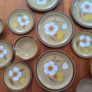 Servizio di piatti vintage Hearthside Japan Dogwood // Set di stoviglie in gres anni '70 con motivo floreale: piatti piani, piatti da pane, ciotole, 12 pezzi