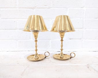 Vintage messing kandelaars met lampenkappen // Messing taps toelopende of votiefkandelaars, WM Rogers and Son jaren 80 middelpuntlampen