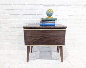 Taburete de madera sintética vintage con espacio de almacenamiento // Banco otomano de vinilo marrón retro con patas de madera, caja de costura moderna de mediados de siglo Burlington