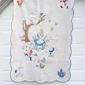 Vintage Alice im Wunderland Quilt // Applikationsset aus den 1930er/40er Jahren, Tagesdecke mit Motiven des verrückten Hutmachers und der Grinsekatze, Patchwork-Wandteppich, 117 x 170 cm