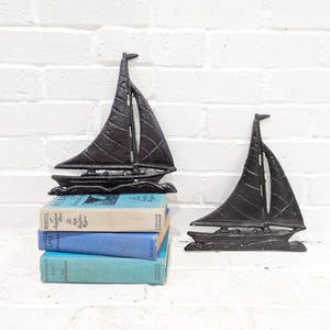 Vintage zeilboot wandkleden//paar gegoten metalen wandplaquette sculpturen nautisch strandhuis halverwege de eeuw moderne zwart geverfde schepen