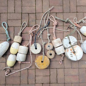 Lote de boyas pequeñas vintage // 17 boyas para langostas de Maine, decoración náutica para casas de playa, pesca de langostas, flotadores de red recuperados