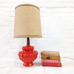 Mid Century Keramik Lampe // Vintage rot glasierte Keramik Keramik Tischlampe mit Schirm, 1960er 1970er Jahre, Mod Kitschy
