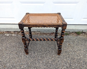 Taburete antiguo de estilo antiguo con asiento de mimbre y forma retorcida // Banco con asiento de mimbre estilo jacobino, reposapiés de madera, asiento de tocador de mimbre, madera oscura de estilo antiguo