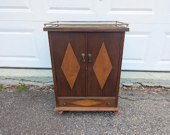 Art Deco Barschrank // Antiker Holz Barwagen Cocktail Servierschrank, Holz Inlay Türen, Tablettschiene, Gläser Aufbewahrung 1930er 1940er Jahre