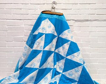 Vintage Blaue Patchwork Decke // Dreieck Patch Design, Gesteppte Decke, Blau und Weiß Cottage Core Bauernhaus 133x188 cm