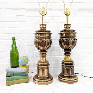 Coppia di lampade in oro di metà secolo // Set vintage di due grandi lampade da tavolo in ottone finto Hollywood Regency, Westwood Industries, anni '60 e '70