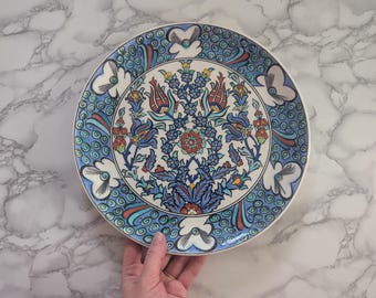トルコ陶器の壁掛けプレート // 手描きの壁掛け陶器プレート大皿陶器花柄クタヒヤトルコフィリズ・ジーニ署名入り