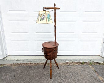 Mesa auxiliar con lámpara de pie Vintage Basketville // Mesa de costura de madera con lámpara, iluminación rústica colonial americana, mesa auxiliar, mesita de noche, cubo