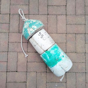 Boje Seil Sammlung // Vintage Maine Bojen Lot, Aufgereiht Kleine Bojen, Hummer Angelreuse Schwimmer, Nautisches Strandhaus Bunt Bemalt