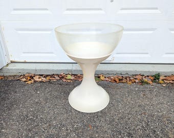 Terrario de mediados de siglo // Terrario vintage de suelo con media cúpula, base de reloj de arena de plástico blanco, jardinera espacial atómica para jardín interior. Incompleto.