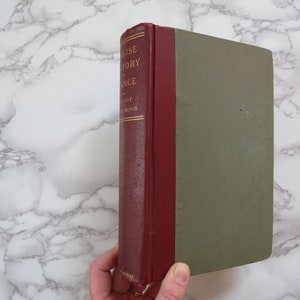 K&ouml;nnte beinhalten: Ein rotes Hardcover-Buch mit dem Titel "A Concise History of France" von G.P. Gooch und H.W.V. Temperley. Das Buch hat einen gr&uuml;nen R&uuml;cken und liegt auf einer wei&szlig;en Marmorfl&auml;che.