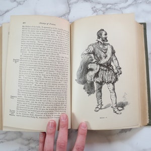 K&ouml;nnte beinhalten: Ein offenes Buch mit einer Schwarzwei&szlig;illustration eines Mannes in historischer Kleidung. Das Buch tr&auml;gt den Titel "Geschichte Frankreichs" und die Seitenzahl ist 320.