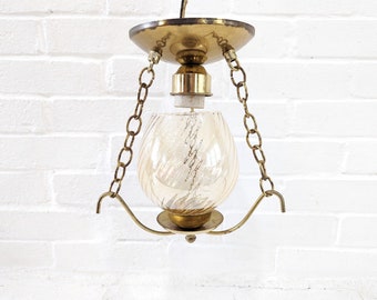Luminária suspensa de meados do século // Vintage em latão com acabamento em champanhe âmbar vidro sombra entrada corredor cozinha, dois disponíveis