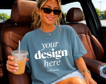 ICE BLUE Comfort Colors 1717 Shirt Mockup, C1717, T-Shirt Mock-up, Lifestyle Am Model im Auto Trendy Kokette Sommer Shirt POD Mock