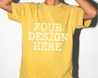 Comfort Colors C1717 Citrus Tshirt Mockup, CC 1717 T-Shirt Mock-up, realistisches Studio weibliches Modell, trendiges übergroßes Frauen-Shirtkleid-Mockup