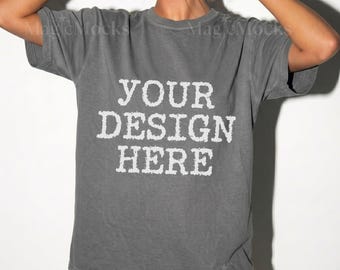 GREY Comfort Colors C1717 Tshirt Mockup | CC 1717 T-Shirt Mock-up | Realistisches Studio weibliches Modell | Trendy Oversized Frauen Shirt Mock